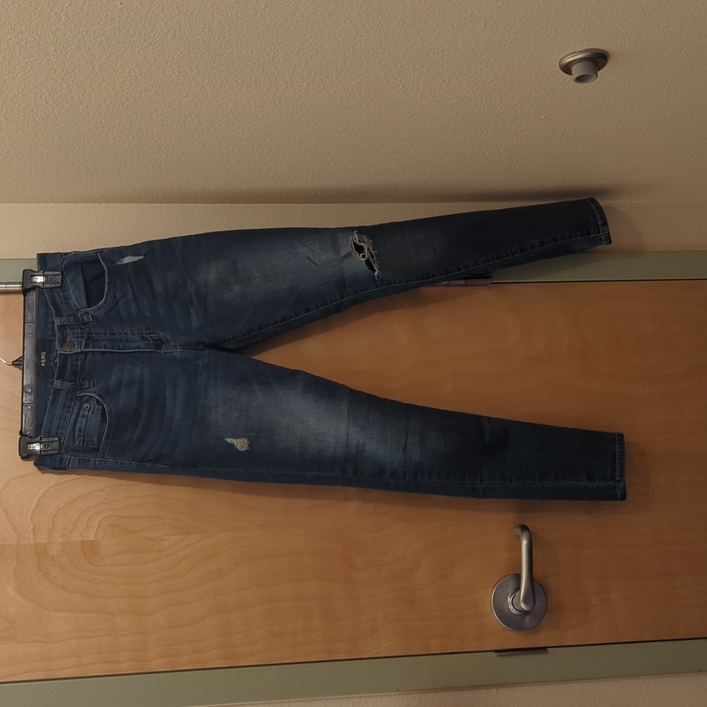 Aero jeans, hole in left knee, size 4